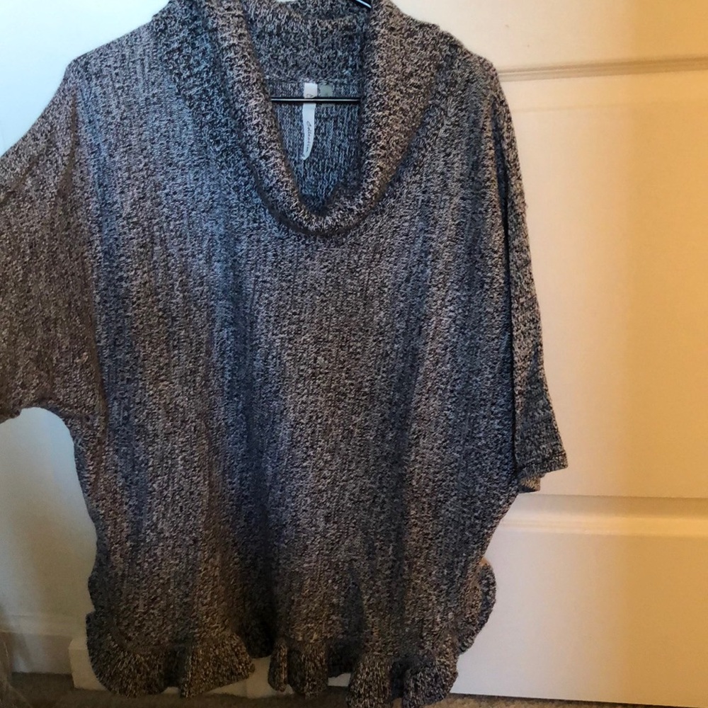 Short sleeve sweater